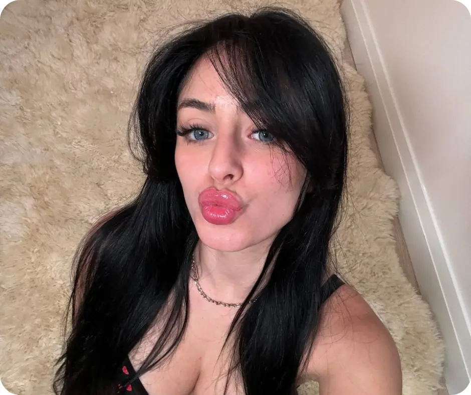 Camilla Araújo making pout selfie