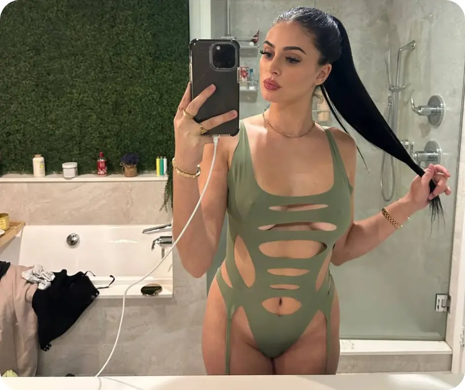 Camilla Araújo mirror selfie