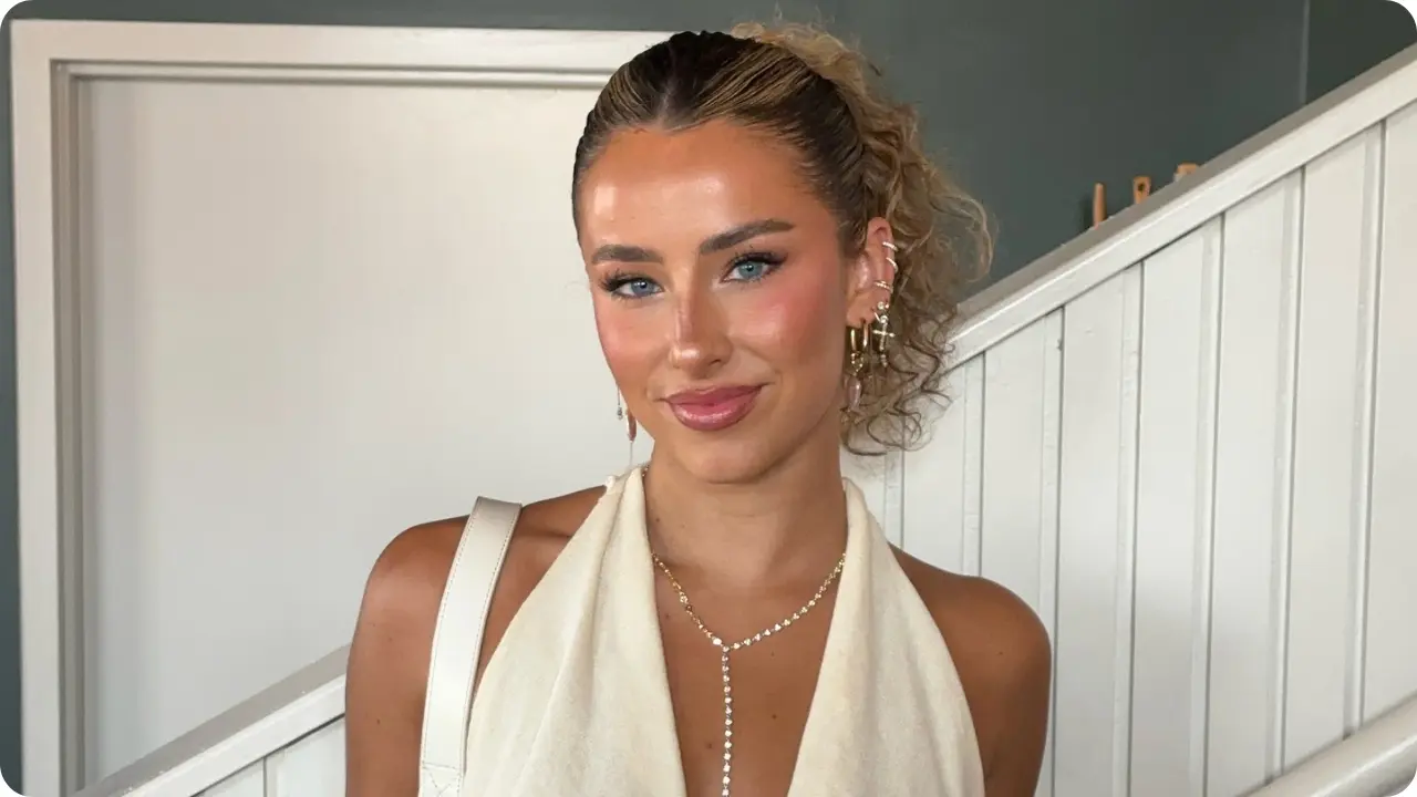 Gia Duddy beautiful pose for fans